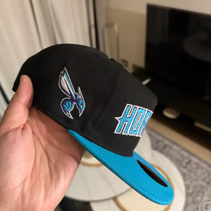 Gorra Snapback Hornets New Era Negra y Azul - 2