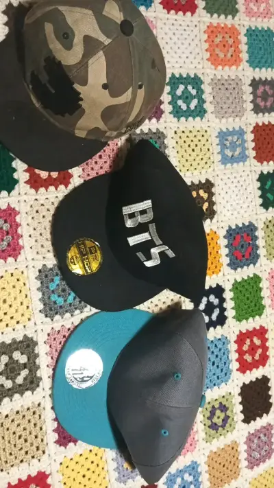 Set de gorras estilo urbano con diseño camuflado y BTS - miniatura 1