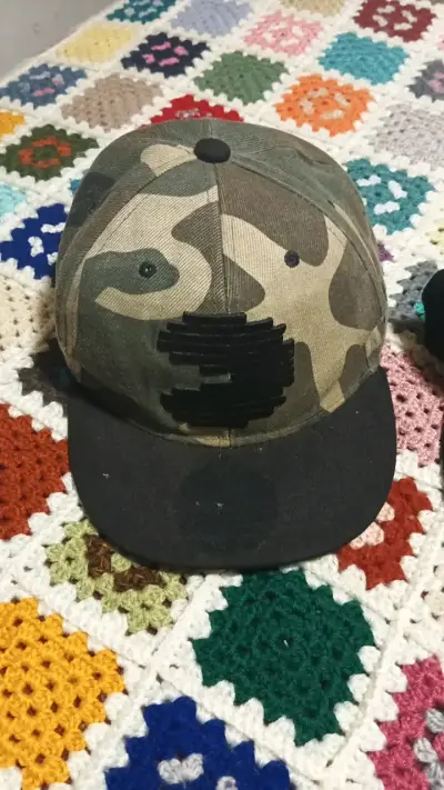 Set de gorras estilo urbano con diseño camuflado y BTS - miniatura 2