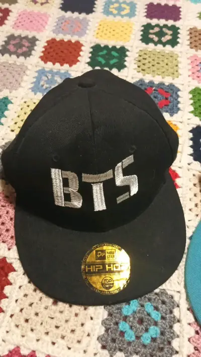Set de gorras estilo urbano con diseño camuflado y BTS - miniatura 3