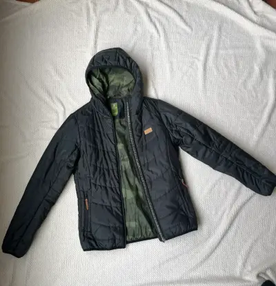 Chaqueta acolchada negra con capucha para hombre - miniatura 1