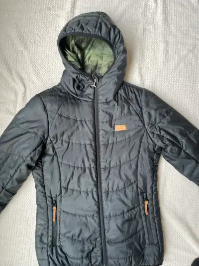 Chaqueta acolchada negra con capucha para hombre - miniatura 2
