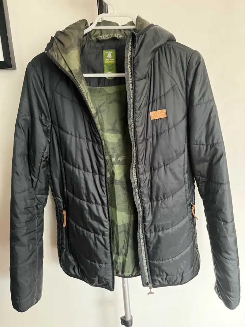 Chaqueta acolchada negra con capucha para hombre - 3