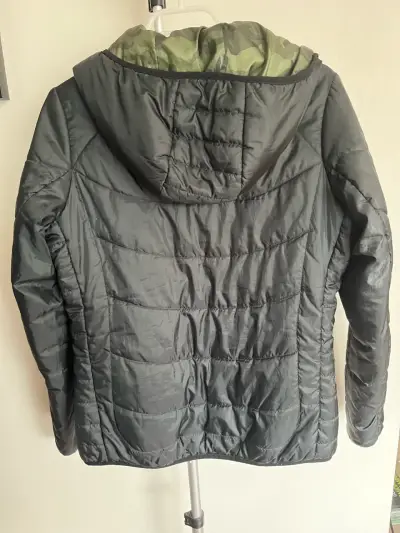 Chaqueta acolchada negra con capucha para hombre - miniatura 4