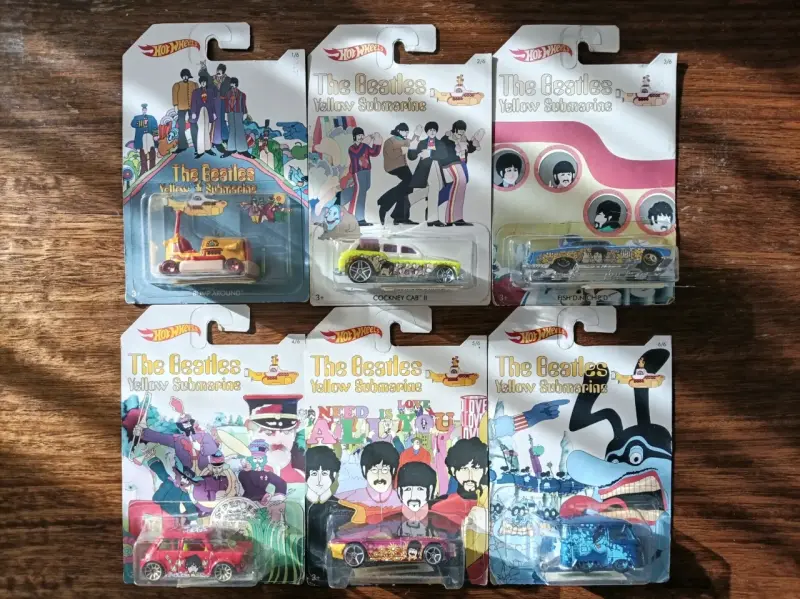 Set autos Hot Wheels The Beatles Yellow Submari - 2