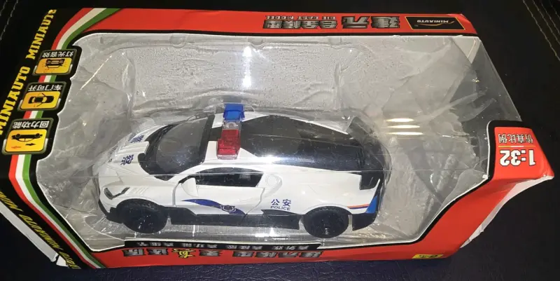 Auto Bugatti Divo Police con Luces y Sonido. 1:32 - 2