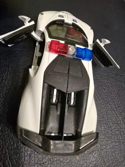 Auto Bugatti Divo Police con Luces y Sonido. 1:32 - miniatura 6