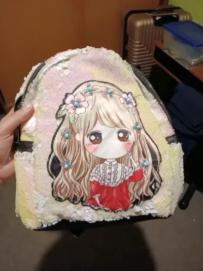 Mochila infantil con lentejuelas y diseño anime - miniatura 1