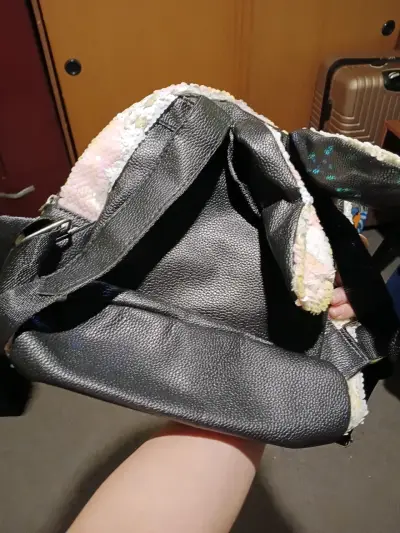 Mochila infantil con lentejuelas y diseño anime - miniatura 2