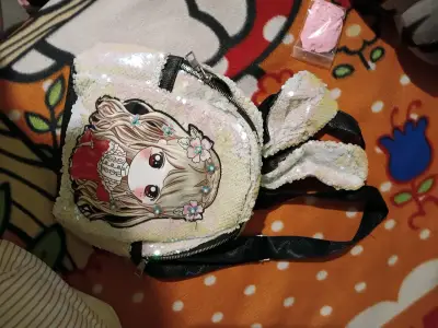 Mochila infantil con lentejuelas y diseño anime - miniatura 3