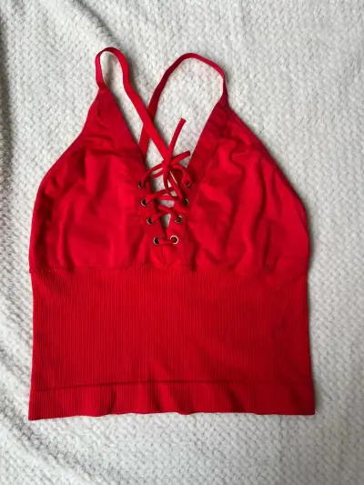 Top rojo con diseño de cordones - miniatura 1