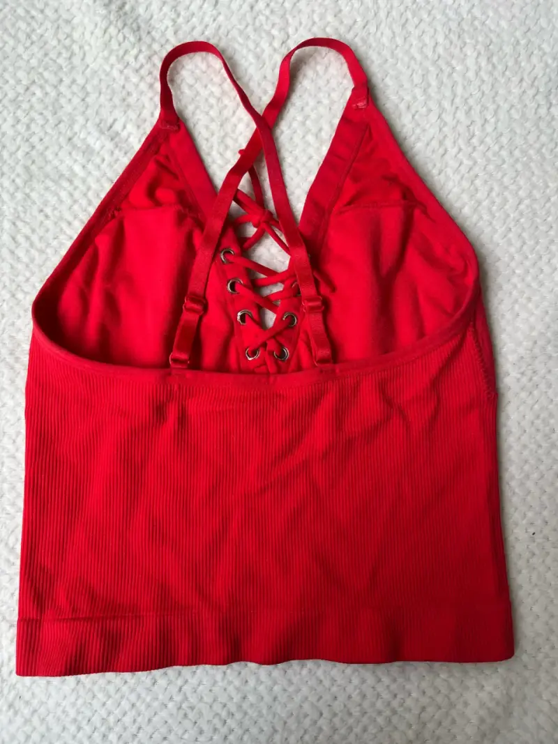 Top rojo con diseño de cordones - 2