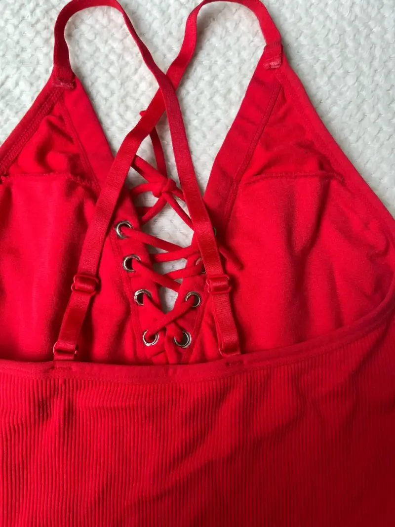 Top rojo con diseño de cordones - 3