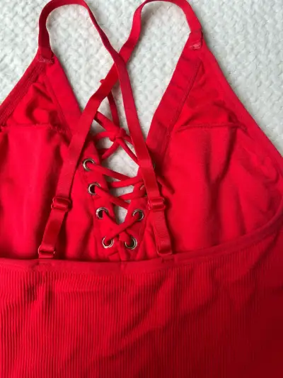 Top rojo con diseño de cordones - miniatura 3