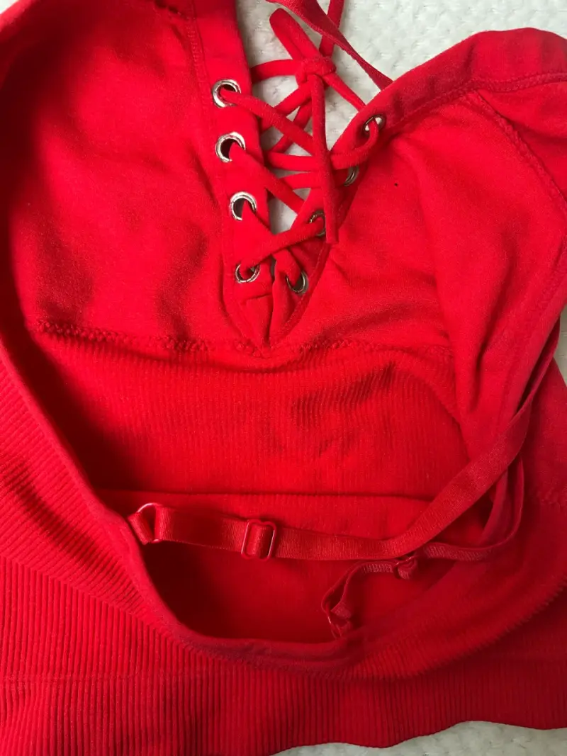 Top rojo con diseño de cordones - 4