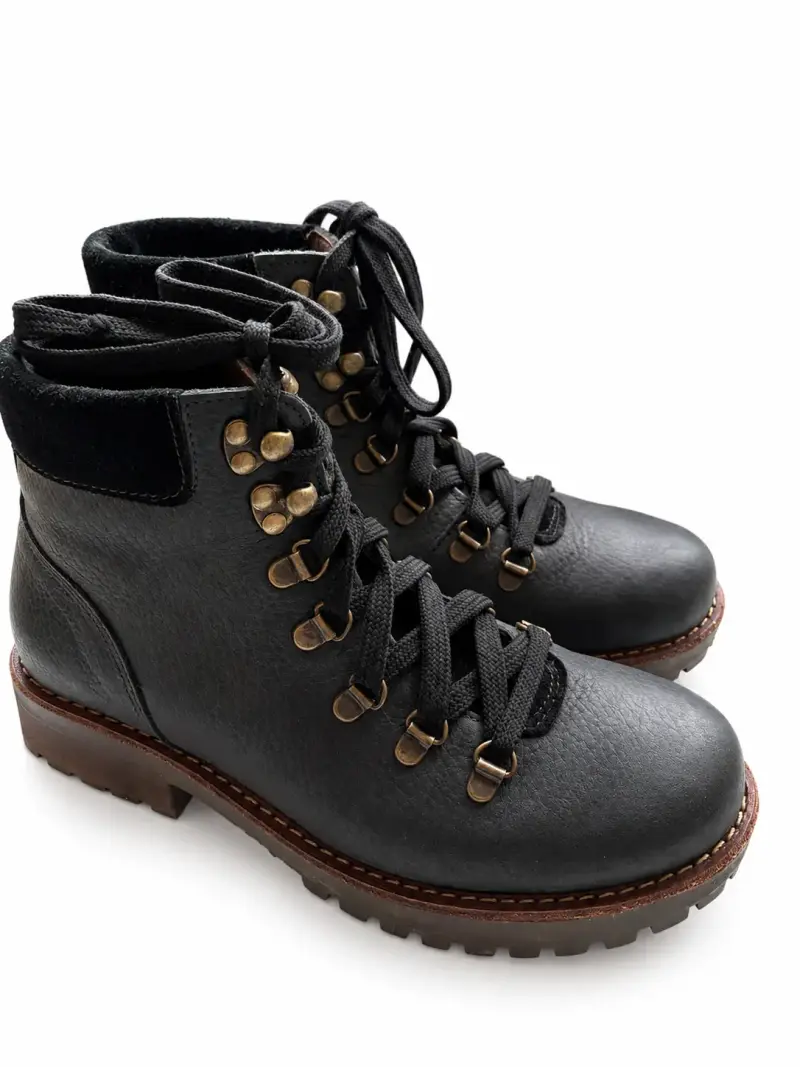 Botines de cuero negro con cordones y suela gruesa