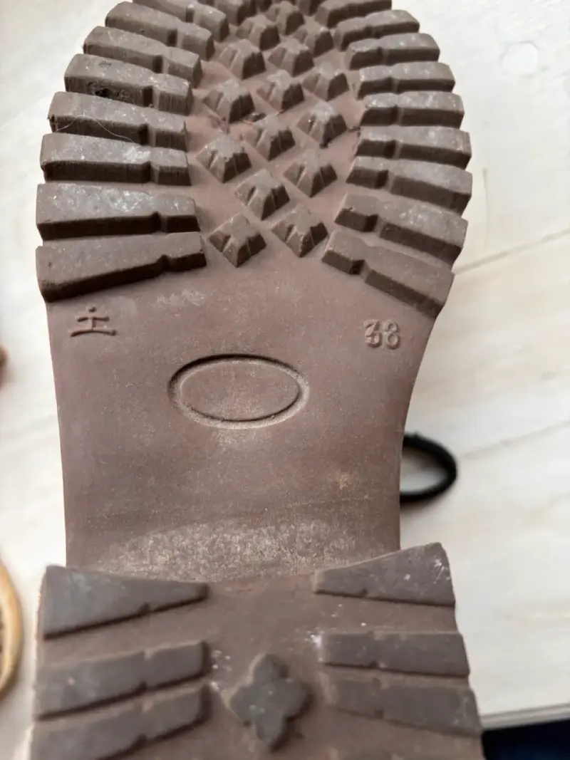 Botines de cuero negro con cordones y suela gruesa - 3