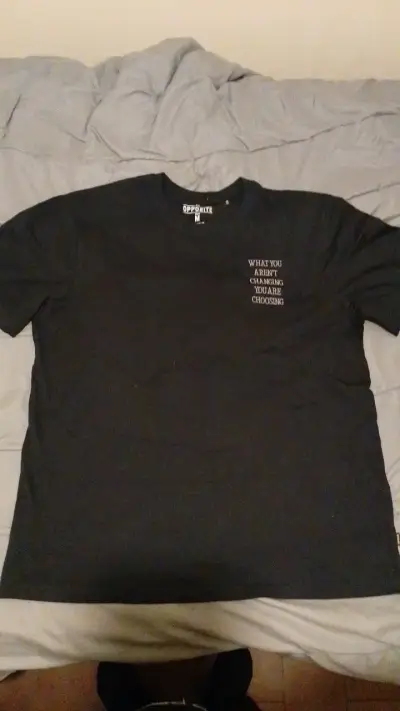 Polera negra Opposite con diseño gráfico - miniatura 1