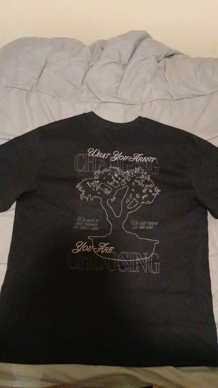 Polera negra Opposite con diseño gráfico - 2