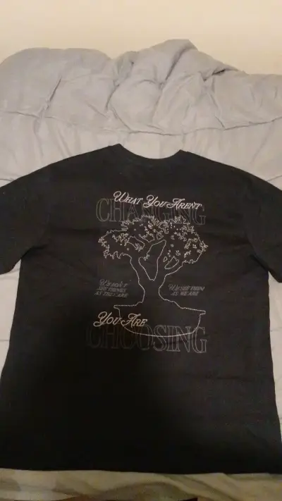 Polera negra Opposite con diseño gráfico - miniatura 2