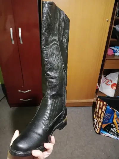Botas largas negras de cuero sintético para mujer - miniatura 1