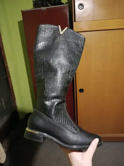 Botas largas negras de cuero sintético para mujer - miniatura 2