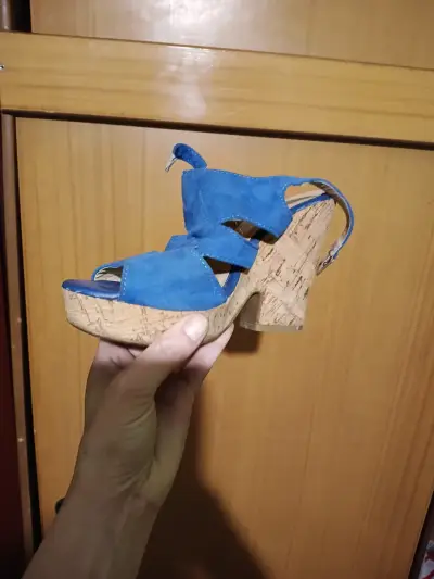 Sandalias de tacón azul con plataforma de corcho - miniatura 1