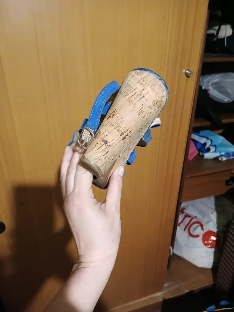 Sandalias de tacón azul con plataforma de corcho - 4