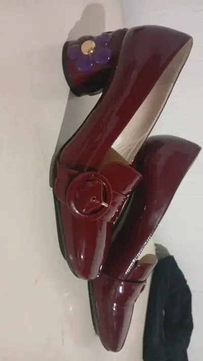 Zapatos de charol burdeos con tacón decorado - miniatura 1