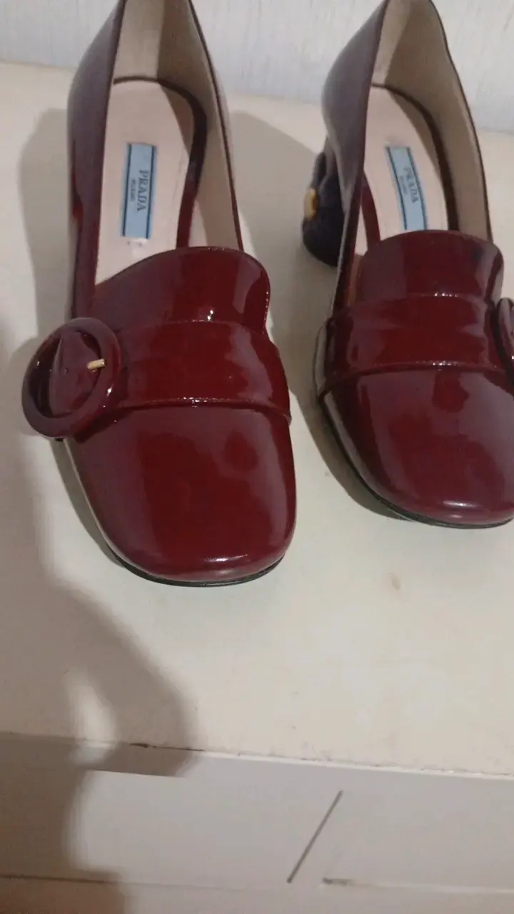 Zapatos de charol burdeos con tacón decorado - 2