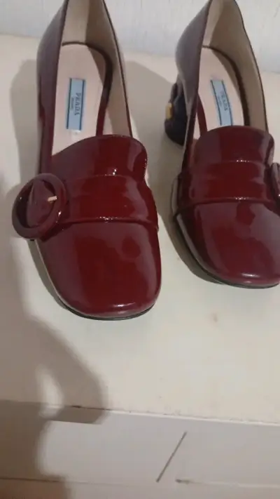 Zapatos de charol burdeos con tacón decorado - miniatura 2