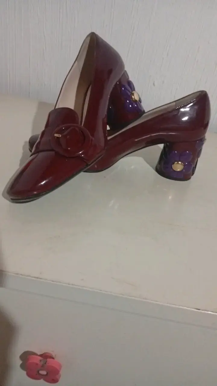 Zapatos de charol burdeos con tacón decorado - 3