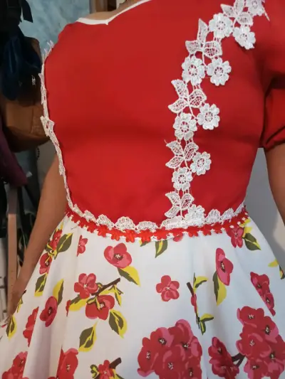 Vestido de Fiesta Folclórico Rojo y Blanco con Encaje - miniatura 3