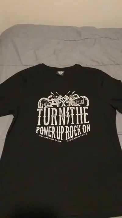 Polera negra con diseño 'Turn The Power Up' - miniatura 1