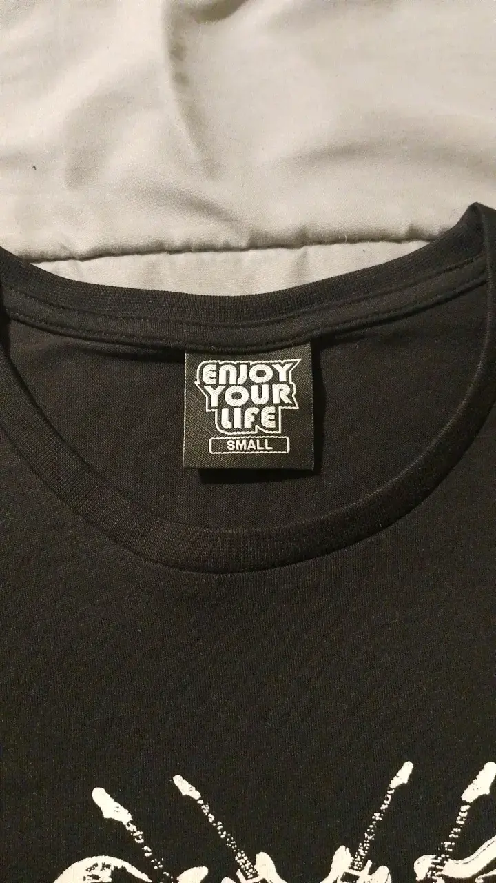 Polera negra con diseño 'Turn The Power Up' - 2
