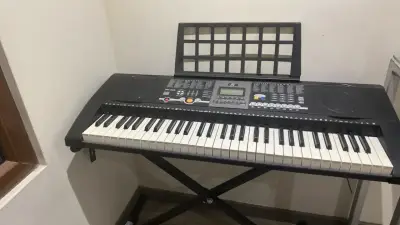 Teclado electrónico con soporte y atril - miniatura 1