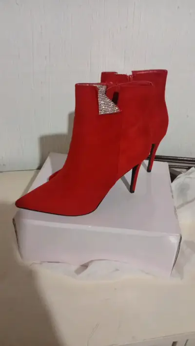 Botines rojos de tacón alto con detalle brillante - miniatura 1
