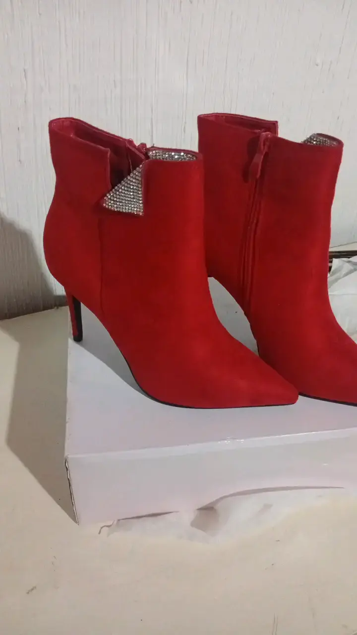 Botines rojos de tacón alto con detalle brillante - 2