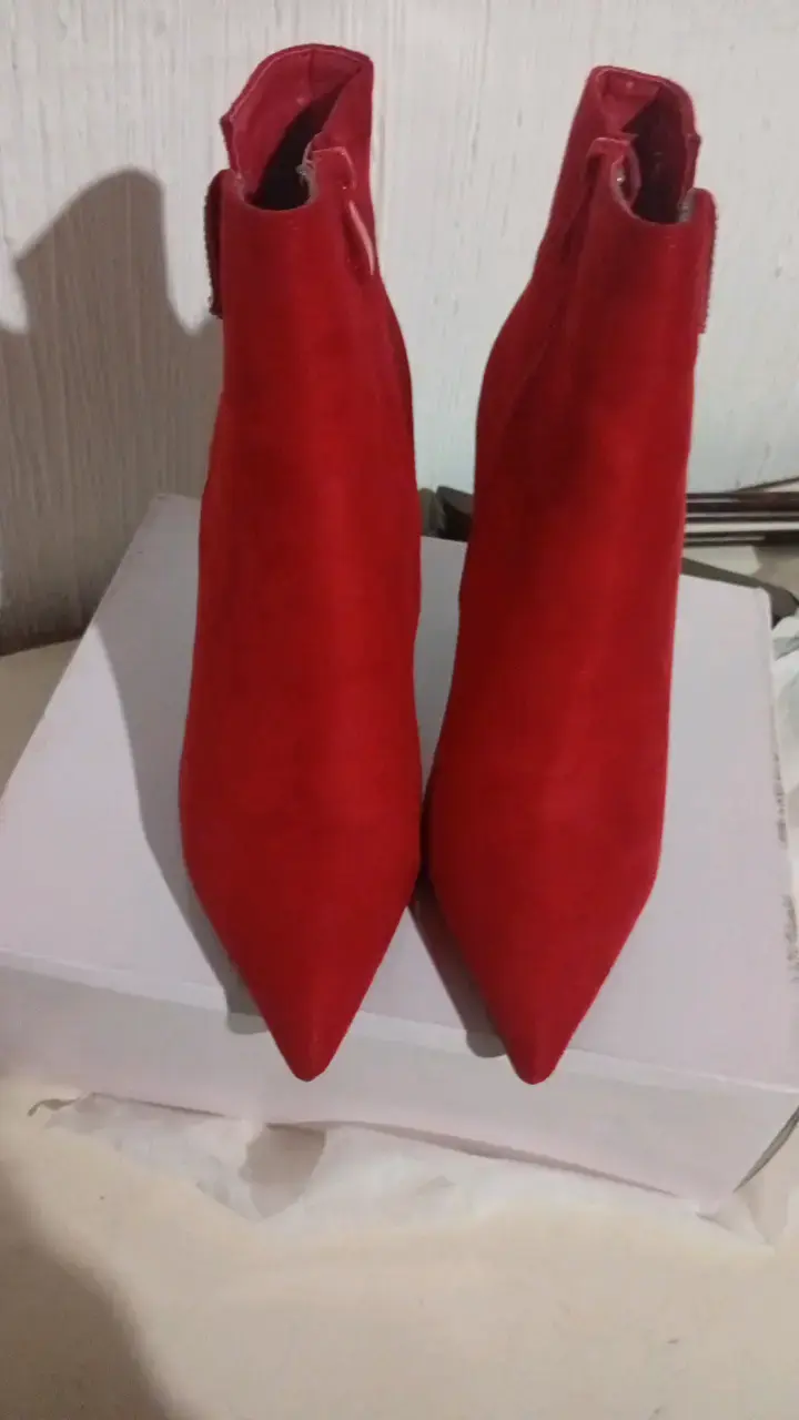 Botines rojos de tacón alto con detalle brillante - 4