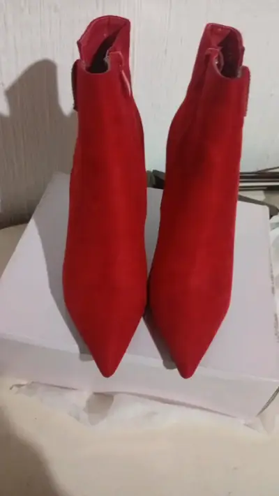 Botines rojos de tacón alto con detalle brillante - miniatura 4