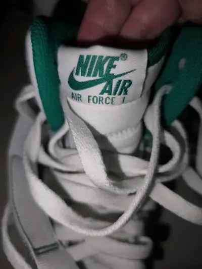 Zapatillas Nike Air Force 1 blancas y verdes - miniatura 1