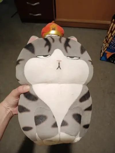 Peluche de gato con corona gris y blanco - miniatura 1