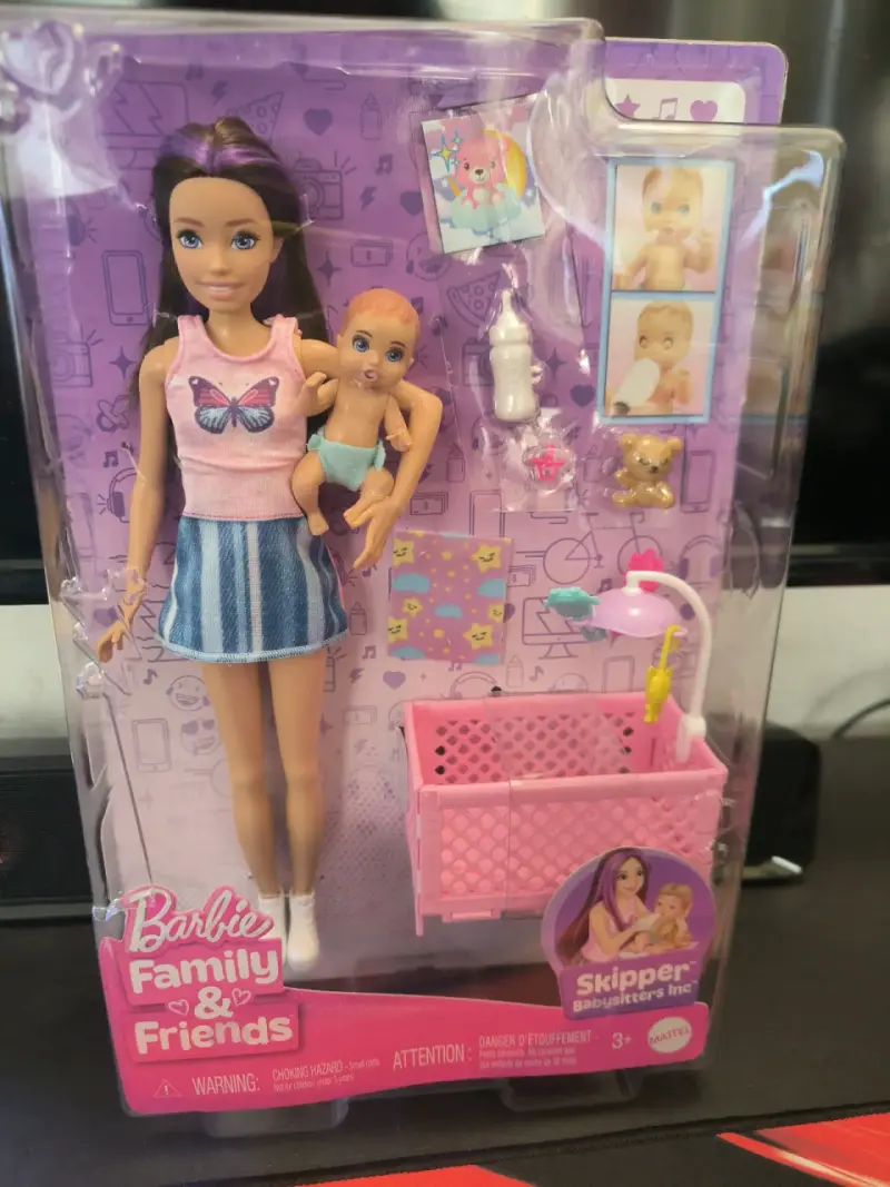 Muñeca Barbie Skipper Babysitters con accesorios - 4