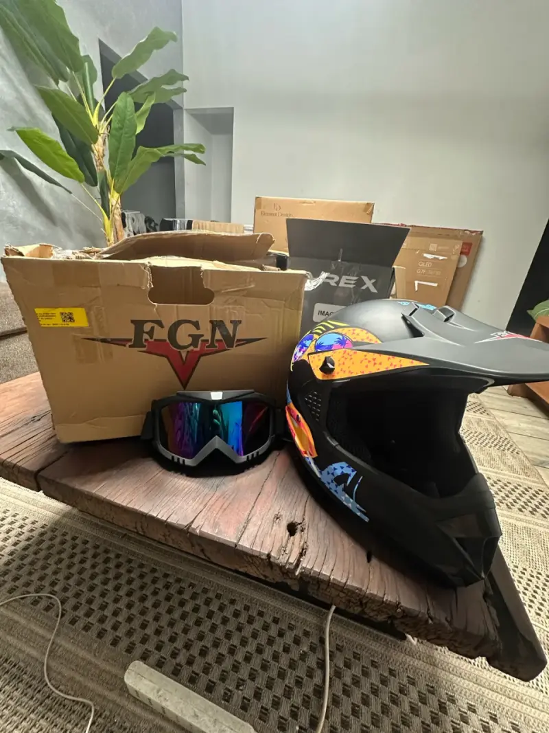 Casco de motocross FGN con gafas integradas - 1