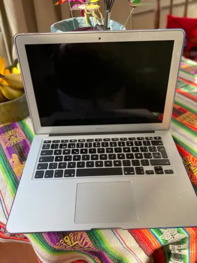 MacBook Air 2019 en buen estado - miniatura 1