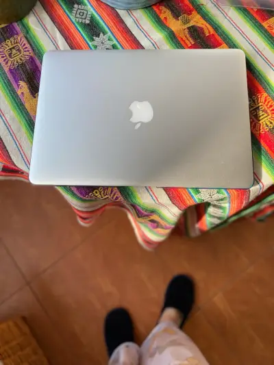 MacBook Air 2019 en buen estado - miniatura 2