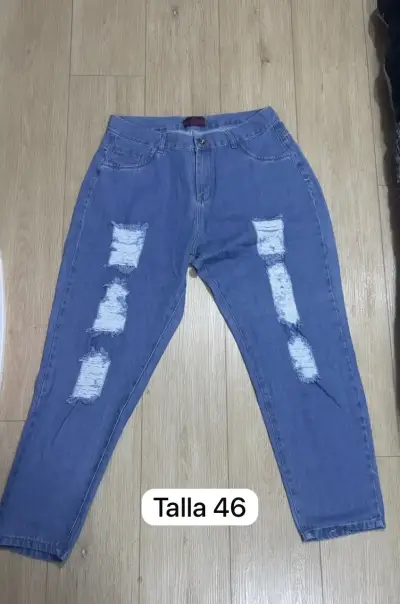 Jeans de mezclilla azul con diseño rasgado - miniatura 1