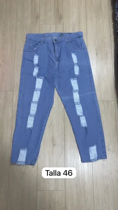 Jeans de mezclilla azul con diseño rasgado - miniatura 2