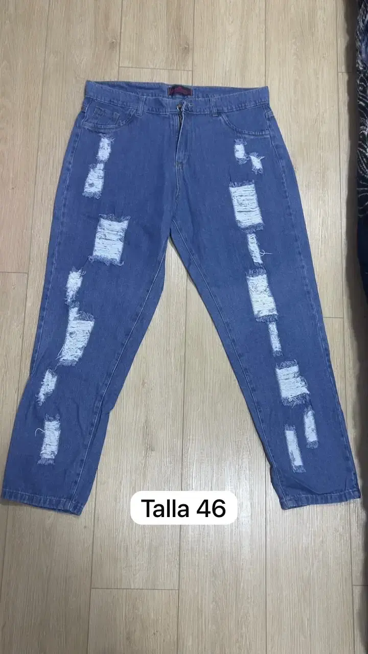 Jeans de mezclilla azul con diseño rasgado - 3