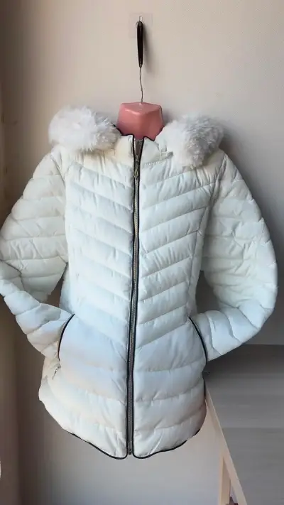 Chaqueta acolchada blanca con capucha - miniatura 1